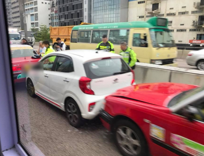 警察到場處理。fb群組香港交通突發報料區
圖片