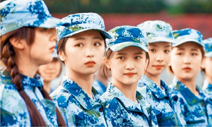 所有中国的高校学生在入学第一年均要参加军训。