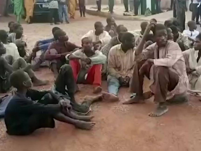 尼日利亚近期经常发生暴事件，图为本月初近200名被绑架的人质获救。