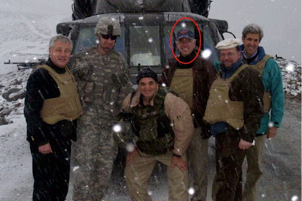 哈格尔、拜登(红圈)和克里身在阿富汗，穆罕默德不在照片中。美国国务院图片