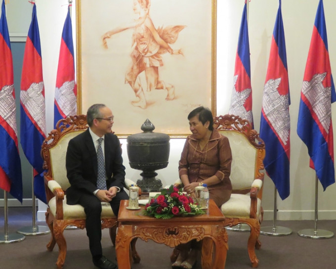 刘江华与柬埔寨文化艺术部部长Phoeurng Sackona（右）会面。（政府图片）