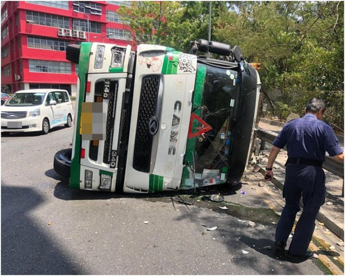 肇事貨櫃車失控撞壆翻側橫亙路上。圖:網民Yin Fung