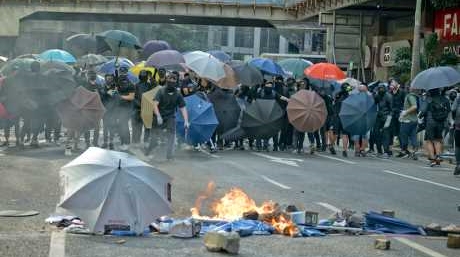 案发日示威者占据中环毕打街与德辅道中十字路口，并将路障燃起火堆。资料图片