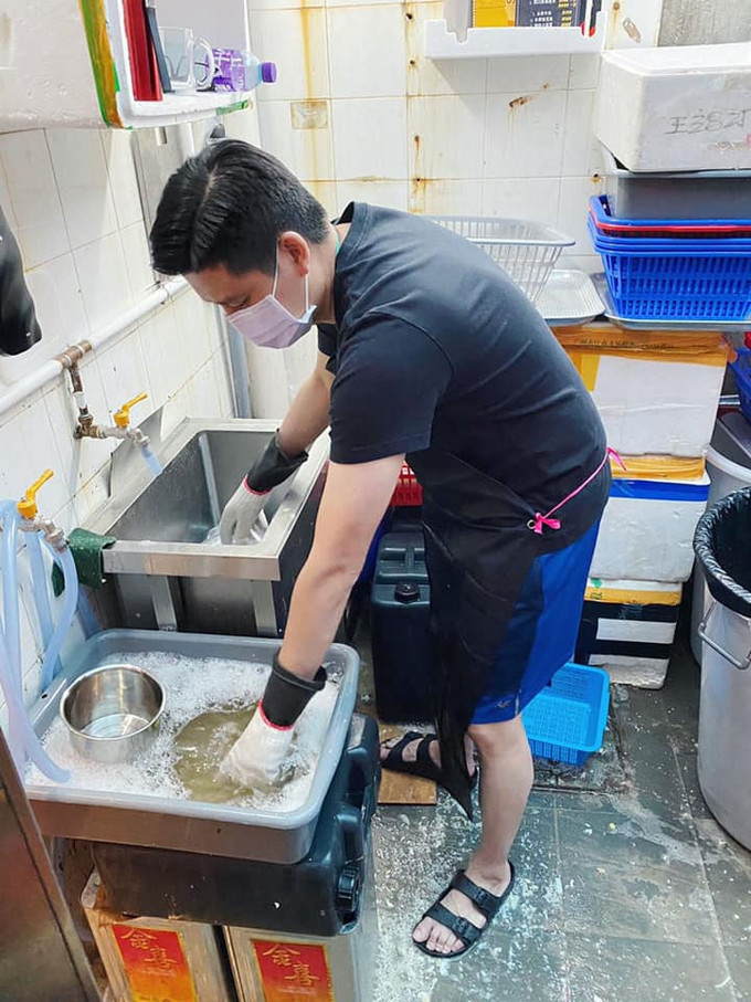 轉行開開設茶餐廳的譚文豪穿起圍裙和手套「落力」洗碗。(一日三餐facebook圖片)