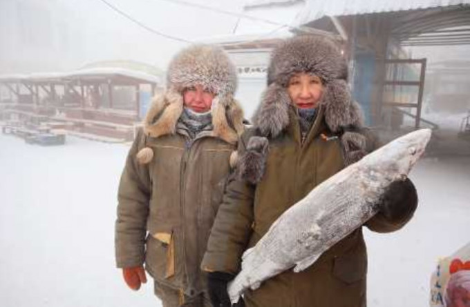 俄罗斯西伯利亚雅库茨克市露天市场的渔贩，卖鱼连雪柜都可以省去。路透社
