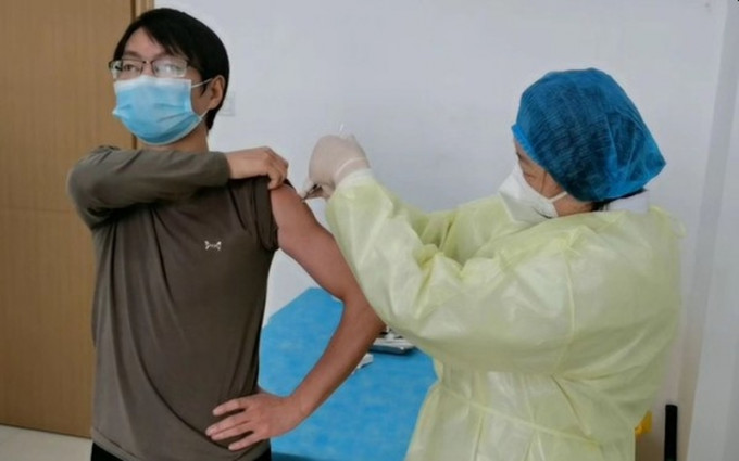 內地108人完成疫苗接種，有個別志願者指曾出現輕微發燒及乏力。(網圖)