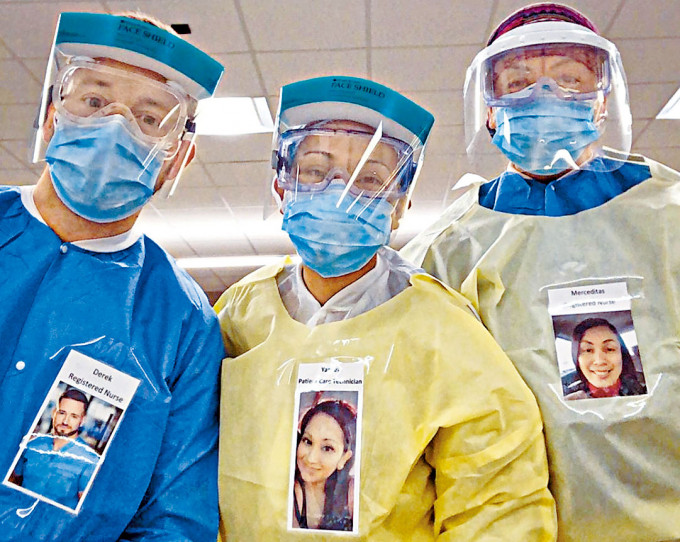 加州医院的医护人员将自己微笑的照片贴在保护衣上，让病人有亲切感。　