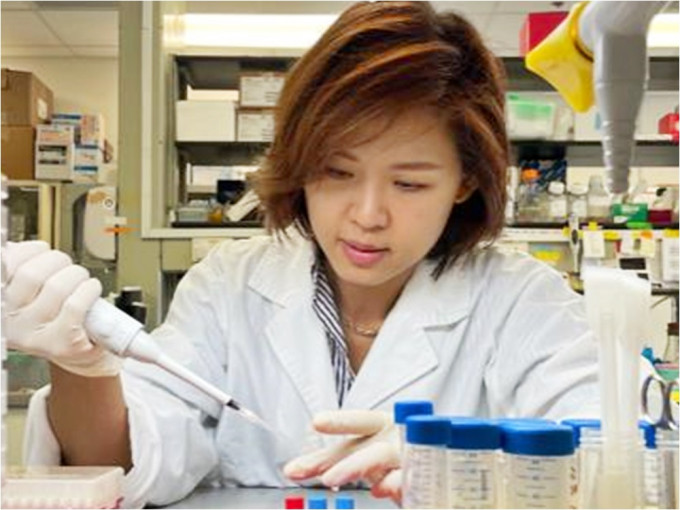 港大医学院微生物学系科学主任莫頴儿博士表示，「托普乐肯」（TPT）在小鼠受到SARS-CoV-2病毒感染后四天，仍可抑制其炎症基因，对治疗人类亦有一定潜在价值。港大图片