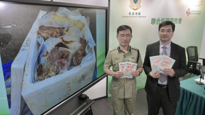 香港海关与食物环境衞生署食物安全中心继续严厉打击非法进口或走私受规管食物。陈浩元摄
