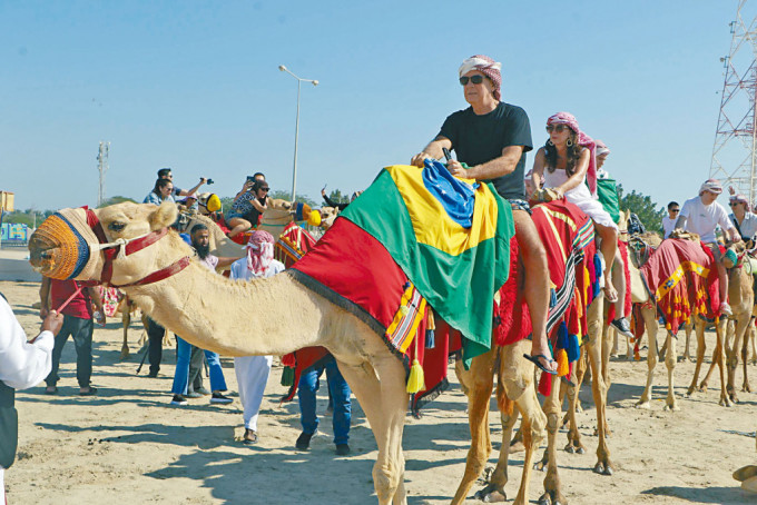 游客骑骆驼骑得好开心。