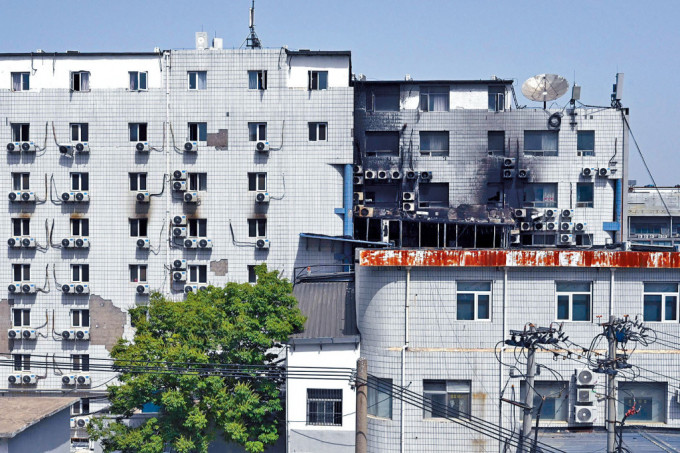 長峰醫院住院部外牆被濃煙熏黑。