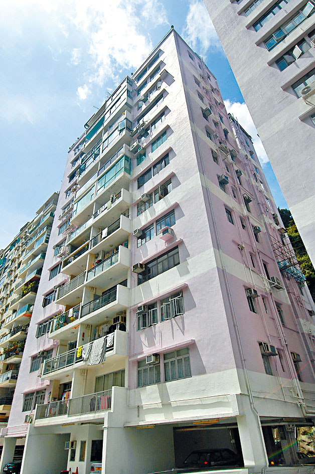 肇輝台10號文華新邨東座低層，3房間隔，新近以2100萬易手，呎價17979元。