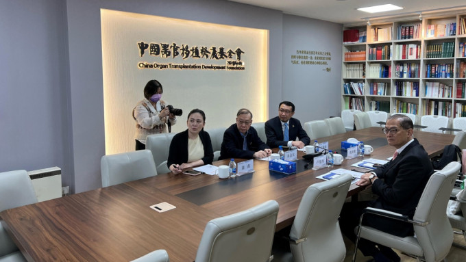 卢宠茂（右一）与中国器官移植发展基金会副理事长王海波（右二）和基金会顾问委员会主席黄洁夫（右三）会面。政府新闻处