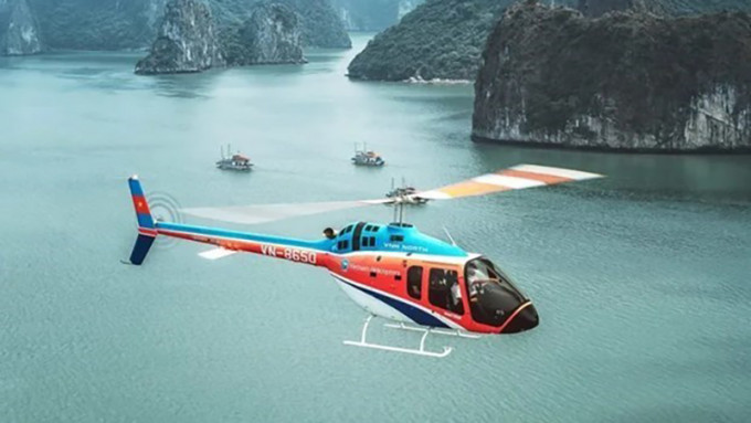 越南下龍灣發生直升機墜機意外5人死亡，圖為同款觀光直升機。 微博圖