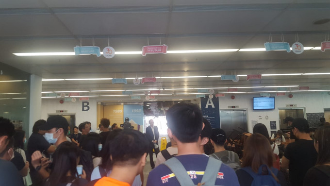 公开大学一批学生抗议。香港突发事故报料区Kvn Chan图片