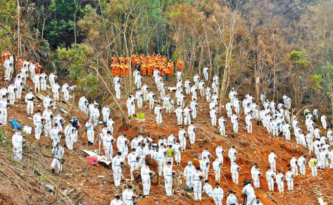东航空难罹难者头七，搜救现场昨天举行哀悼活动。