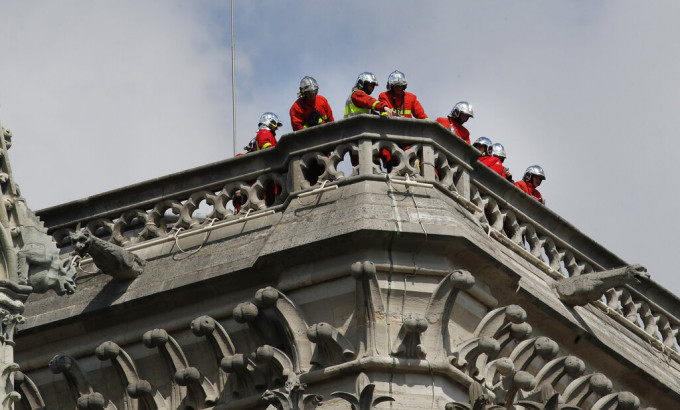 巴黎聖母院遭到火劫，各大企業紛紛響應總統馬克龍的號召，承諾捐款數以億計歐羅供重建之用。　AP圖片