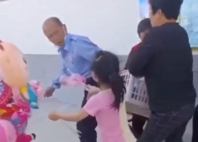 陝西有區保安員，在五一長假期間粗暴驅趕攤販，引起爭議。影片截圖