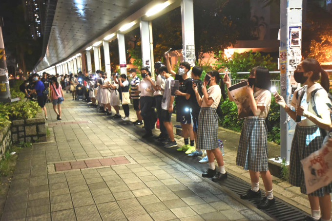 多名中學生穿校服參與天水圍發起「人鏈」抗議
