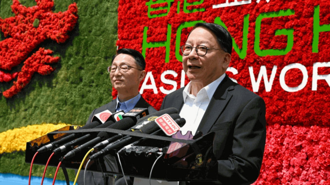政务司司长陈国基（右）相信未来就应该像花卉一样「开得这么灿烂」。