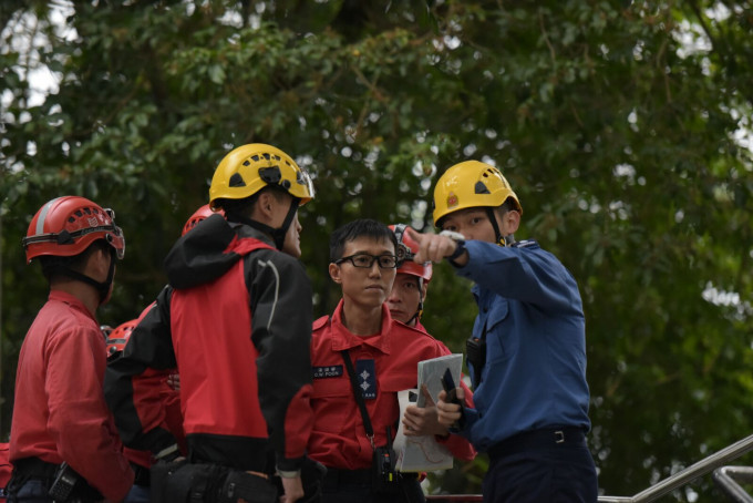 救护人员登山搜索。黄文威摄