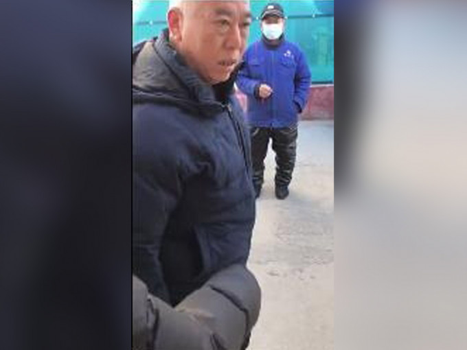 河北邢台男子违居家令殴打防疫人员被行政拘留五日，并处罚款五百元。
