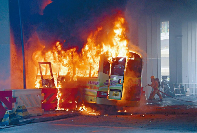 小巴與兩部電單車猛烈焚燒，消防員趕至灌救。