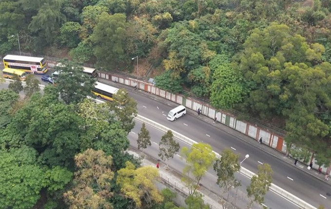 鴨脷洲橋道一輛白色私家車失事。Chan Ping Yeung 圖片