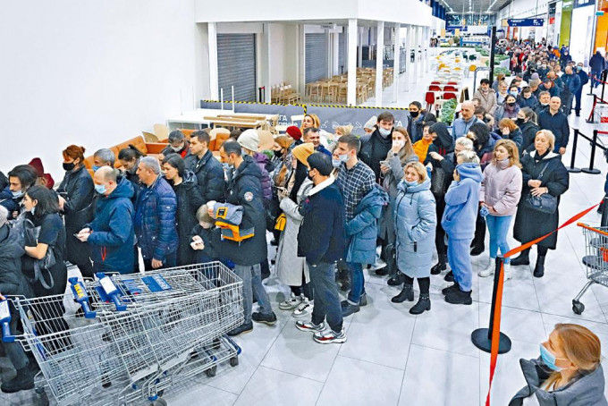 在聖彼得堡市郊的宜家家居（IKEA）店外，上周四擠滿排隊搶購家居用品的市民。宜家家居已宣布將退出俄羅斯市場。