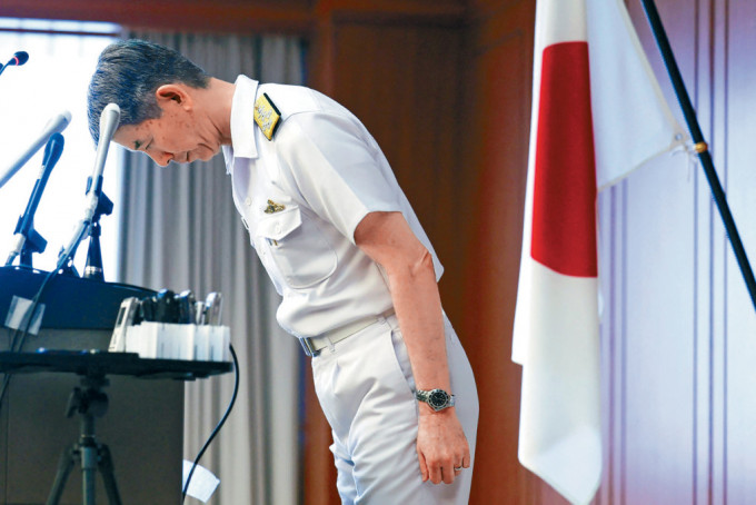 海上自衛隊參謀長酒井良昨日在東京舉行的防衛省記者會上鞠躬道歉。