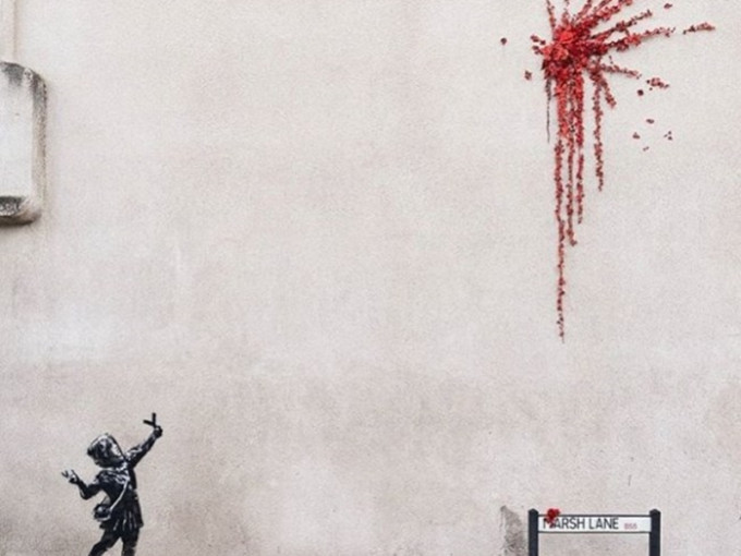 英國著名塗鴉藝術家班克西（Banksy）送給家鄉一幅牆上的新作品。網上圖片