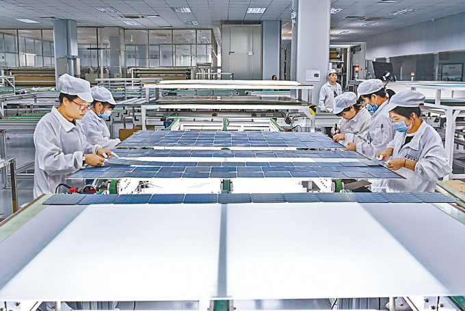 廣東的GDP領跑全國。圖為廣東梅州太陽能板工廠。　