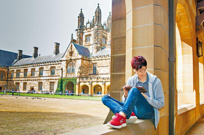 雪梨大學一名中國留學生在校園內學習。