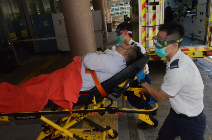 救护员将男子送到律敦治医院抢救。
