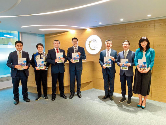 香港金融发展局主席李律仁(左四)强调，香港营商环境未受到影响。