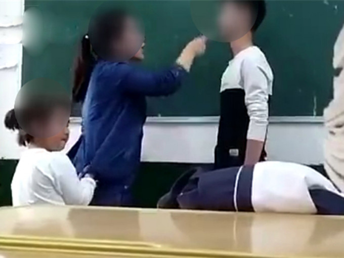 陝西省安康市一名女教師，維護自己搗蛋的女兒，在學生面前大喊：「我還是黑社會的！」更動手打學生。（網圖）