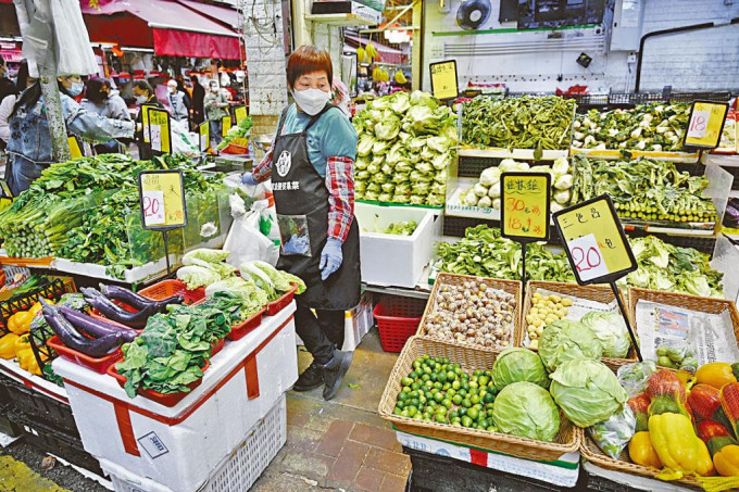 疫情打乱运输链，街市菜档多种蔬菜价格急升。