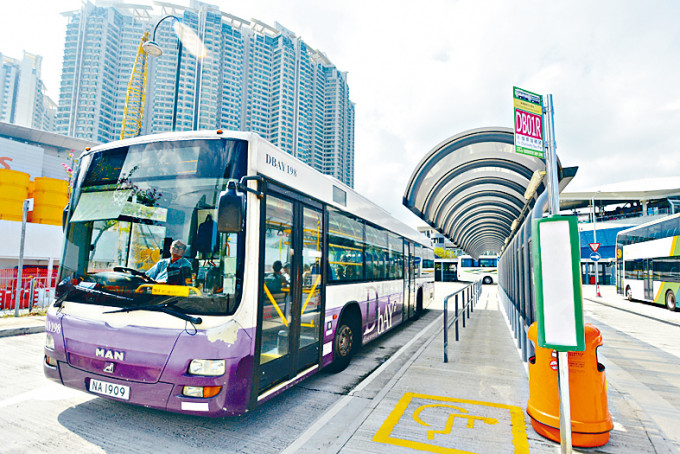 愉景灣巴士均符合歐盟五期與六期排放標準，並將逐步以電動車代替。