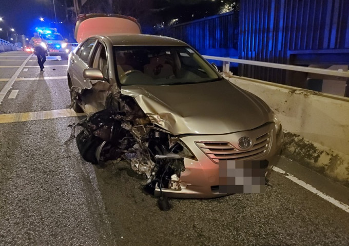 荃灣私家車失控撞壆，司機失蹤。