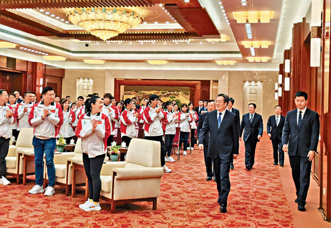 副總理丁薛祥在人民大會堂接見港澳青年代表。