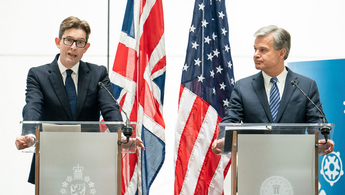 英美国内情报机构负责人首次同场发表讲话。AP图