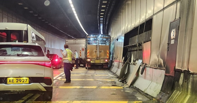 香港仔隧道两货车相撞。fb马路的事 (即时交通资讯台)Bosco Chu图片