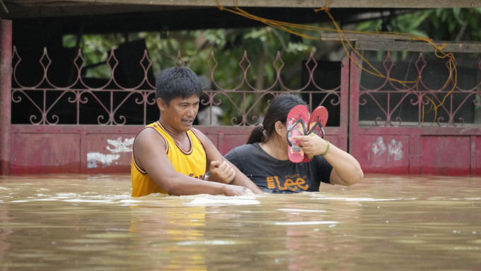 菲律宾布拉干省圣米格尔镇，居民被洪水围困。AP