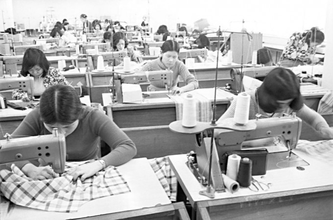 上世紀七十年代製衣廠內工人辛勤工作情況。