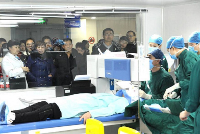 病人可在玻璃窗外观看整个手术过程。 网上图片