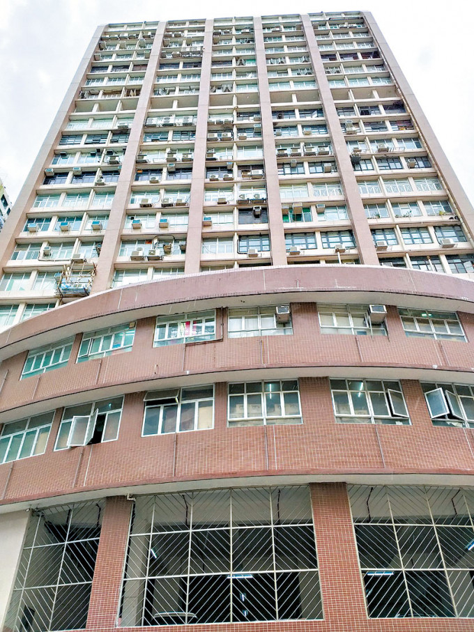 「磁帶大王」陳秉志沽售葵涌華榮工業大廈一個低層單位，作價約1350萬。