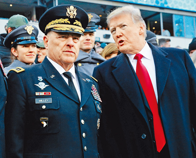 特朗普二〇一八年于费城一场军人球赛上，与参谋长联席会议主席米利（左）谈话。