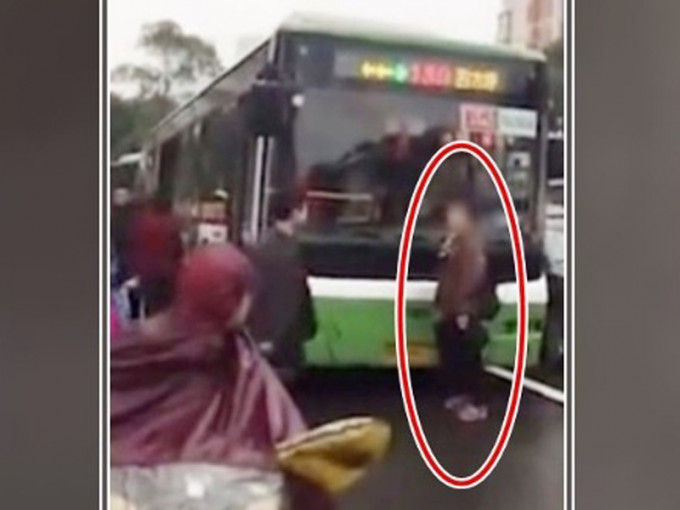長沙大媽擠不上巴士怒堵車頭：我上不去你們也不能走。(網圖)