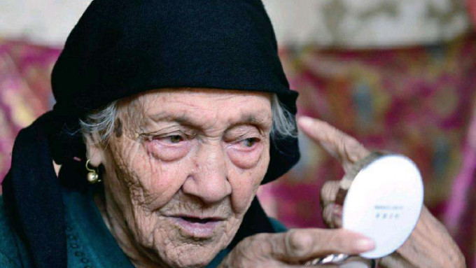中國最長壽人瑞阿麗米罕．色依提日前在家中安詳去世，享年135歲。（網上圖片）