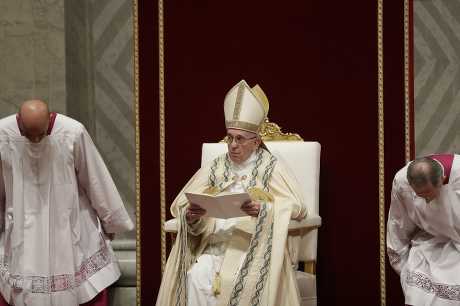 教宗在聖伯多祿大教堂主持除夕晚禱。AP